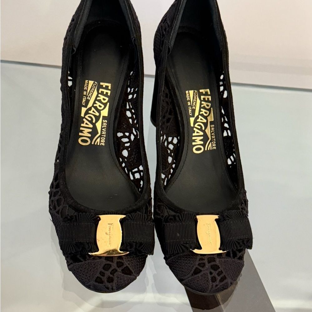 Salvatore Ferragamo Vara Bow Lace Round Heel Pumps, Size 6 - Picture 2 of 16